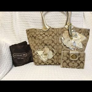 LAST CHANCE! 🛍 Coach Monogram Tote and Wallet Set